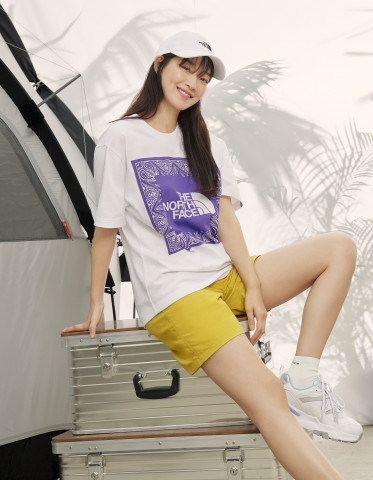 반다나 반팔 라운드티를 착용한 노스페이스 홍보대사 신민아