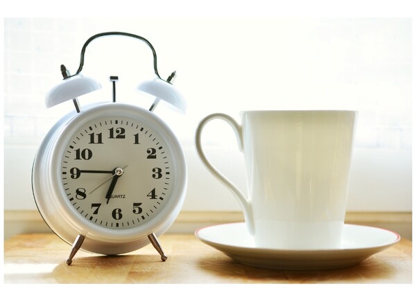 아침시간 시계와 차한잔