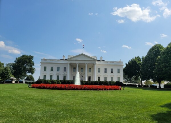 워싱턴 D.C 백악관 가을 하늘을 품다