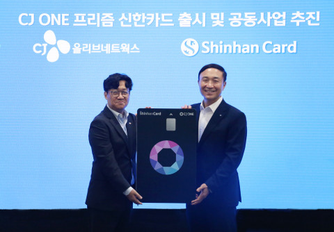 왼쪽부터 유인상 CJ올리브네트웍스 대표이사와 문동권 신한카드 사장이 제휴기념식에서 기념 촬영을 하고 있다