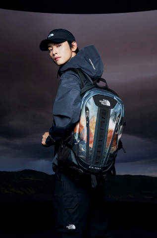 ‘빅 샷 노벨티’를 비롯해 추캉스에 어울리는 제품을 착용한 노스페이스 홍보대사 차은우