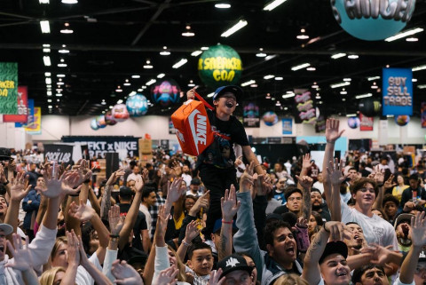 올해 9월 로스앤젤레스애서 개최된 ‘스니커콘 LA 2023’ 현장 전경. 행사의 콘텐츠 중 하나인 무료 나눔 이벤트 ‘40 for 40’의 당첨을 위해 참석자들이 열광하고 있다 올해 9월 로스앤젤레스애서 개최된 ‘스니커콘 LA 2023’ 현장 전경. 행사의 콘텐츠 중 하나인 무료 나눔 이벤트 ‘40 for 40’의 당첨을 위해 참석자들이 열광하고 있다