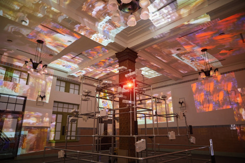 백남준 작가가 1993년 베네치아 비엔날레에서 공개해 최고상(황금사자상)을 수상한 ‘시스틴 채플’이 문화역서울284 본관에 전시돼 있다. 이 작품이 서울에서 전시되는 것은 이번이 처음이다 백남준 작가가 1993년 베네치아 비엔날레에서 공개해 최고상(황금사자상)을 수상한 ‘시스틴 채플’이 문화역서울284 본관에 전시돼 있다. 이 작품이 서울에서 전시되는 것은 이번이 처음이다