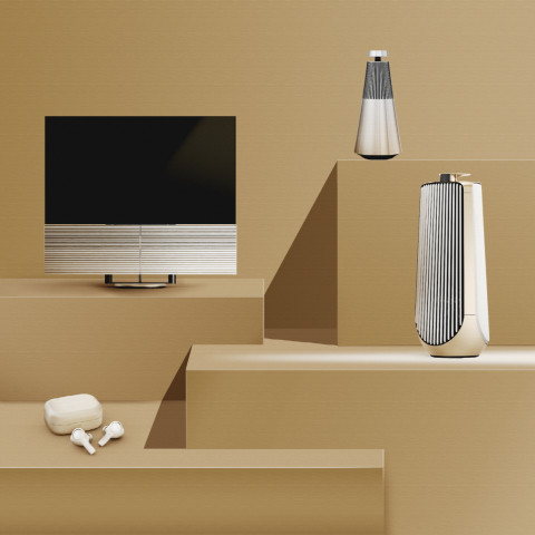 왼쪽 상단부터 시계 방향으로 베오비전 하모니 83”, 베오사운드 2, 베오랩 50, 베오플레이 EX